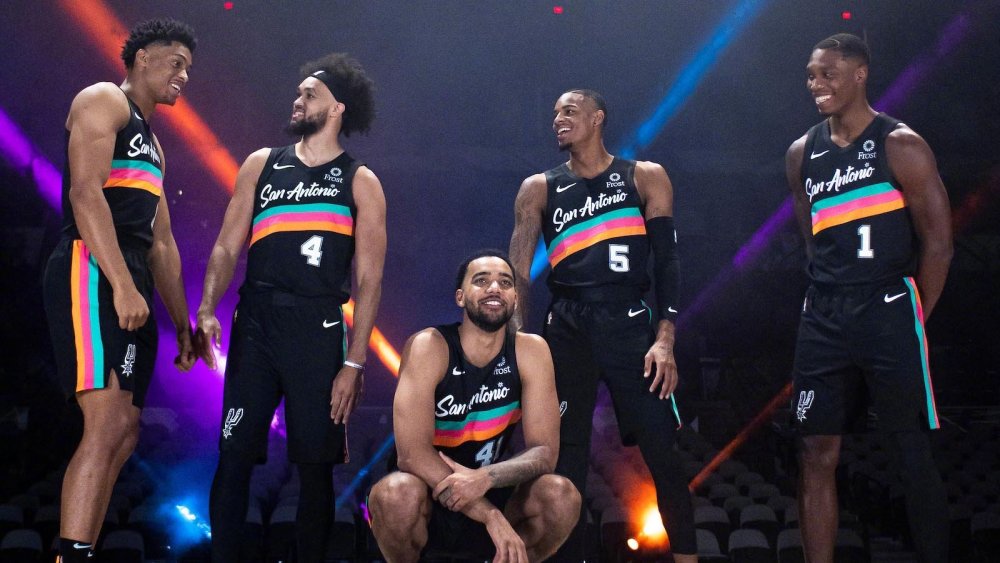 英超-狼队VS曼联：送副班长首胜？NO！阿莫林要逼近欧冠区（英超｜狼队战曼联：拒送副班长首胜，阿莫林冲刺欧冠区）