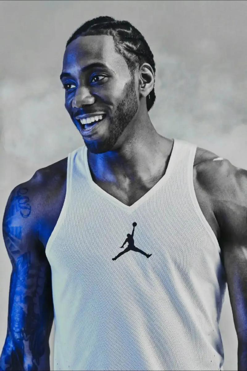 篮球湖人球员训练结束后状态恢复良好（湖人队训练后，球员状态恢复理想）