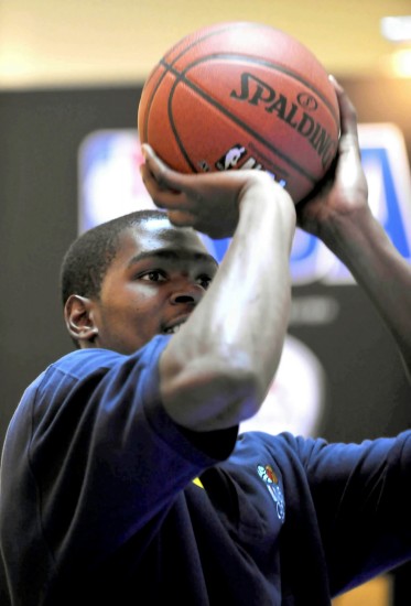 逆天，挪威甲门将点球大战一脚将摆好的球踢走以干扰对方（挪威甲门将在点球大战中踢走摆好的球干扰对手）