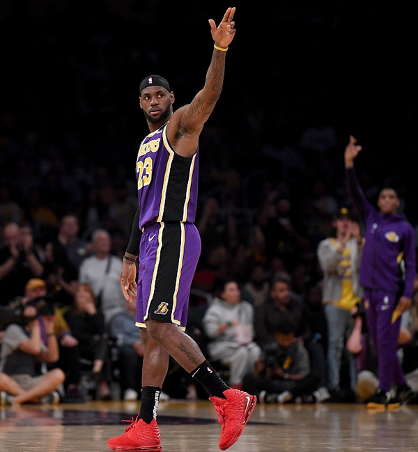 带不动！杰伦·约翰逊近5场场均拿28.0分13.6板10.8助（孤掌难鸣！杰伦·约翰逊近5战场均28.0分13.6板10.8助）