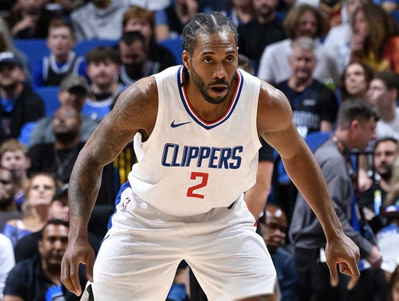 球队连胜势头延续，积分榜争夺愈发激烈（连胜势头不减，积分榜竞争愈加白热化）