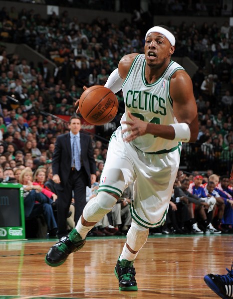 感谢俱乐部，U16国少球员身穿各自俱乐部训练服拍摄全家福（向俱乐部致意，U16国少队员着本队训练服拍全家福）